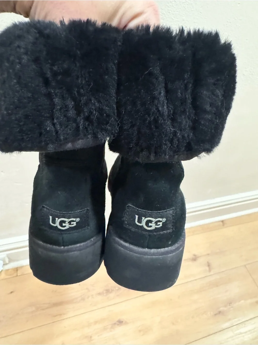 UGG Amie boots in classic black suede size 8